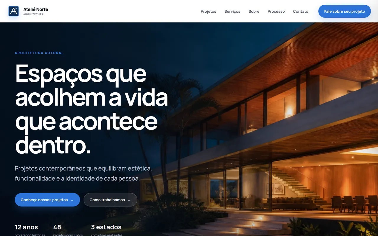 Site do escritório de arquitetura Ateliê Norte com foto de uma casa iluminada