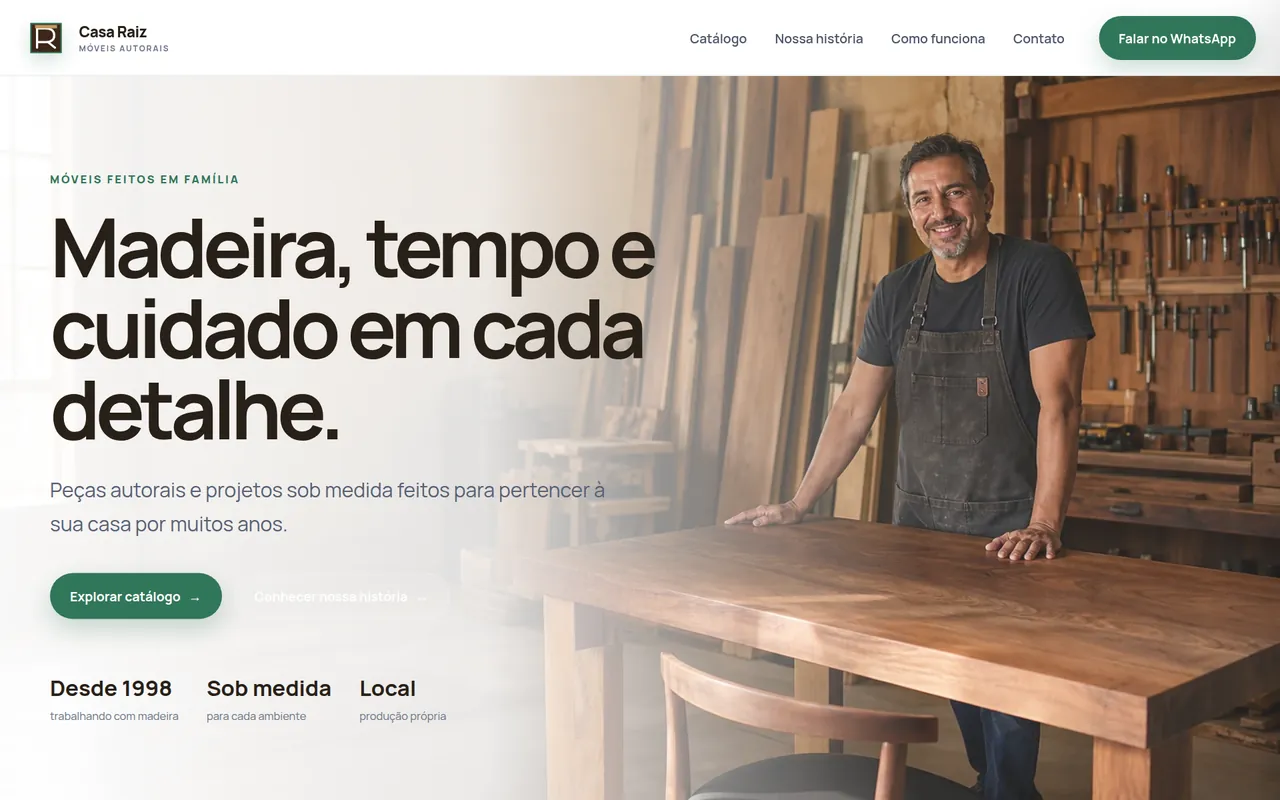 Site da marcenaria Casa Raiz com foto do marceneiro na oficina