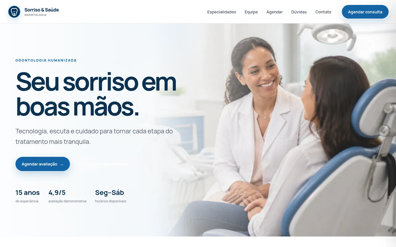Site da clínica Sorriso & Saúde com foto de dentista e paciente